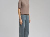 Легкий джемпер-поло полуприлегающего кроя