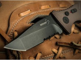 Автоматический складной нож Boker Strike Tanto, сталь AUS-8, рукоять алюминий, Coyote