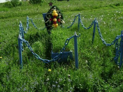 Братская могила советских воинов, погибших в боях с фашистскими захватчиками