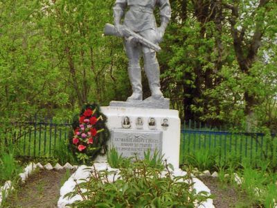 Братская могила 3 советских воинов и 4 партизан, погибших в 1943 г. в бою с немецко-фашистскими захватчиками