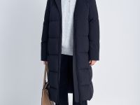 Пуховое пальто с капюшоном и воротником-стойкой