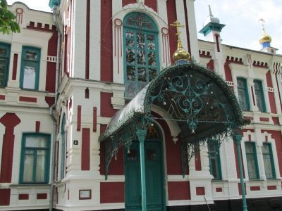 Дом помещика З.Ф. Щербака. Здесь размещалась опытная станция совхоза «Хуторок» и впоследствии Институт сои и клещевины. В 1920 г. в Кубанском научно–исследовательском институте по испытанию тракторов и сельхозмашин работал Герой Социалистического Труда В.