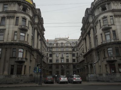 Дом Петроградского товарищества постоянных квартир (лицевой дом с курдонером, 6 флигелями и оградой во дворе). Здесь жил М.Л.Лозинский с 1915 по 1955 гг.