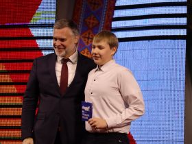 В День народного единства в Якутске юным якутянам вручили первые паспорта