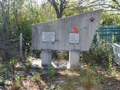 Братская могила советских воинов