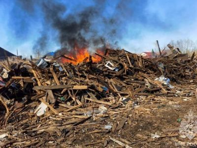 Пожарные в Якутии три раза выезжали на возгорания мусора за полдня