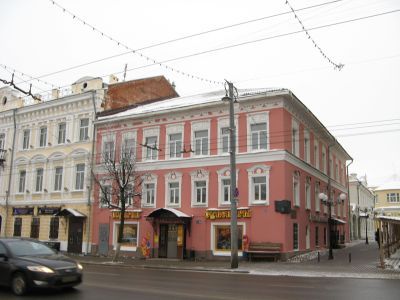 Здание, которое построено в начале XIX века, использовалось под магазины, трактир