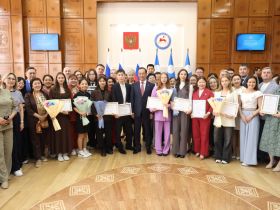 Глава Якутии наградил победителей и призеров всероссийской олимпиады школьников