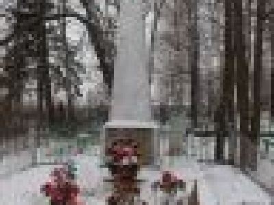 Братская могила с захоронением воинов, погибших в период Великой Отечественной войны 1941—45 гг.