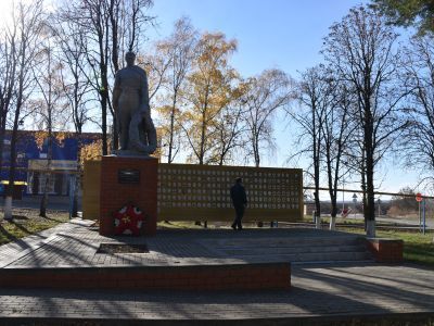 Братская могила советских воинов, погибших в боях с фашистскими захватчиками в 1943 году. Захоронено 43 человека, имена не установлены.Скульптура советского воина.