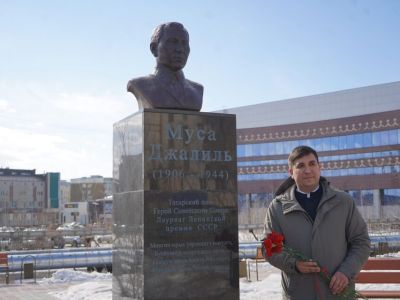 В Якутске возложили цветы к бюсту поэта Мусы Джалиля