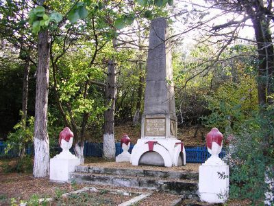 Братская могила советских воинов и партизан