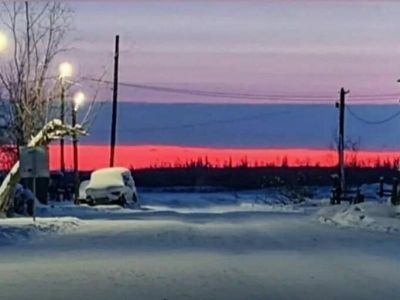 Фотофакт. В якутском селе небо озарилось цветами российского флага