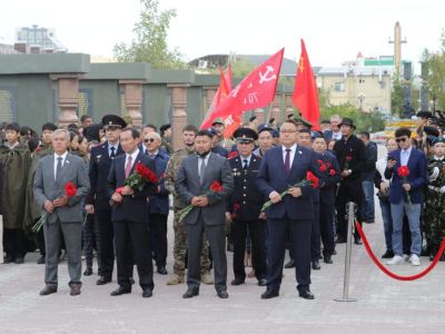 Депутаты Якутской городской Думы почтили память павших во Второй мировой войне