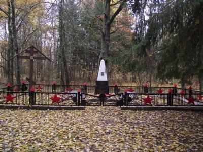 Братская могила солдат и офицеров Советской Армии, погибших в феврале 1944 года в боях с немецко-фашистскими захватчиками