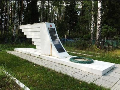 Братская могила летчиков экипажа самолета ТБ-3 и воинов советской армии, 1941 г.