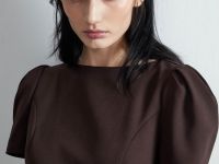 Коричневое платье с объёмными рукавами Глория Джинс