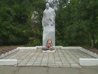 Братская могила советских воинов, погибших в период Сталинградской битвы