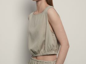 Укороченный топ без рукавов с резинкой по низу