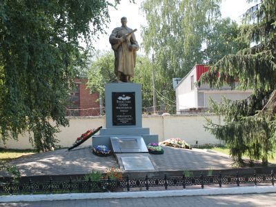 Братская могила советских воинов, погибших в боях с фашистскими захватчиками в 1943 году. Захоронено 16 человек, имена установлены. Скульптура советского воина