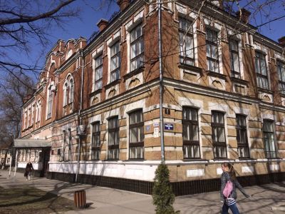 Здание, где в школе учился Герой Советского Союза Е. Зикран