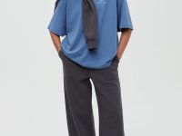 Оверсайз футболка со спущенным плечом