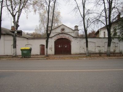 Ворота и ограда здания приюта