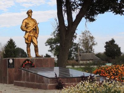 Братская могила советских воинов, погибших в боях с немецко-фашистскими захватчиками