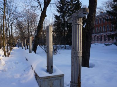 Ограда перед лицевым фасадом Клиники для душевнобольных