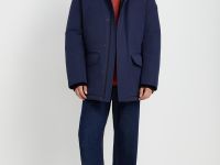 Пуховое полупальто с накладными карманами и капюшоном