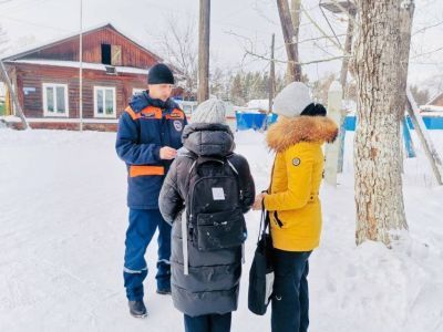 Спасатели Якутии провели уроки безопасности на льду для школьников и студентов