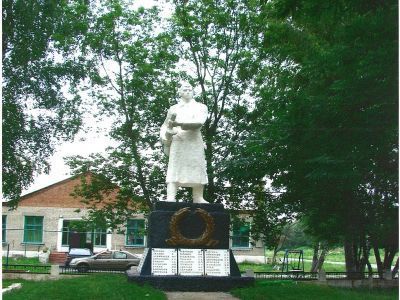 Братская могила воинов Советской Армии, погибших в феврале 1943 года. Захоронено 110 человек, установлено фамилий на 79 человек. Обелиск установлен в 1951 году