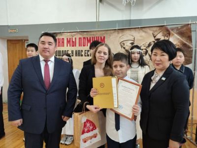 Министр здравоохранения Якутии наградила пятиклассника, спасшего мужчину с инсультом