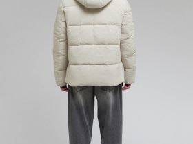 Утепленная куртка с капюшоном