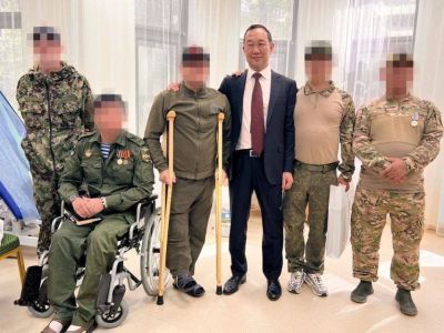 Глава Якутии навестил в реабилитационном центре участников СВО