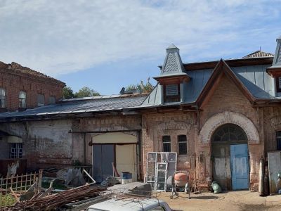 Флигель с конюшней и каретной