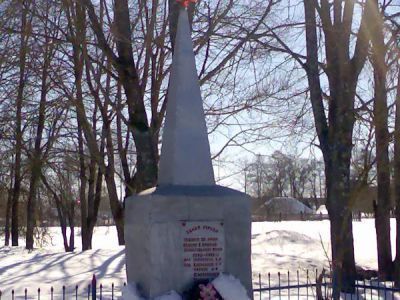 Братская могила 4 советских воинов, погибших в 1943 г. в боях с немецко-фашистскими захватчиками