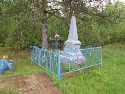 Памятное место, где 13 февраля 1942 г. немецко-фашистскими захватчиками были расстреляны жители деревни. Деревня сожжена