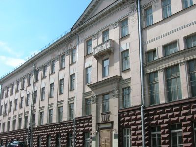 Дом Красной Армии (ныне советско-партийная школа), в котором в 1924г. выступал М.Ф.Фрунзе. В XV-XVI вв. на этом месте находилась городская ратуша