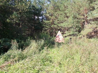 Памятник на месте первого завода Акинфия Демидова. Гранитный обелиск с надписью "Прежде бывший Колыванский завод, устрояемый в 1925 г. заводчиком Демидовым"