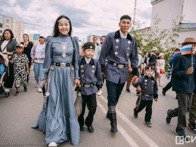 В Якутске состоялся первый парад-шествие ко Всероссийскому Дню семьи, любви и верности