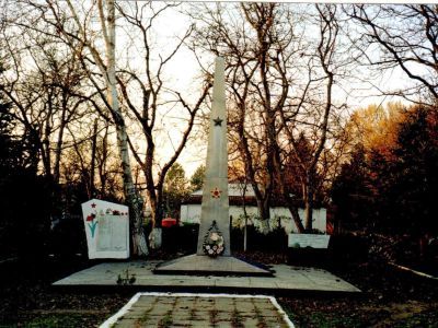 Братская могила советских воинов, погибших в боях с фашистскими захватчиками