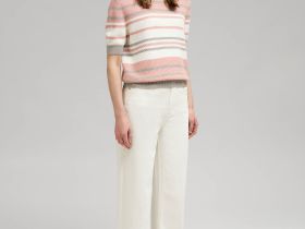 Легкий джемпер с принтом в полоску