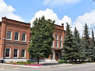 Здание бывшей гимназии (ныне пединститут)