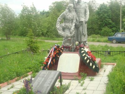 Братская могила советских воинов