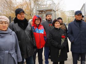 В Якутске открыли мемориальную доску первому директору ГТРК «Саха»