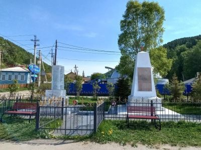 Братская могила красногвардейцев, погибших в годы гражданской войны; обелиск в память о земляках, погибших в годы ВОВ