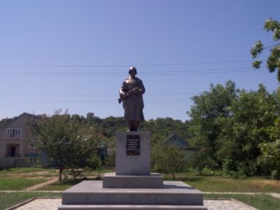 Братская могила, где похоронен красный партизан и боец Советской Армии, погибший в 1943 году