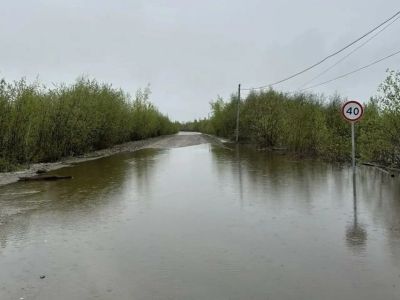 Участок трассы «Амга» в Якутии подтопило паводком, проезд закрыт