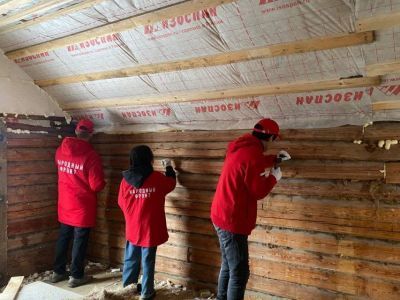 В Якутии добровольцы помогли семье со строительством дома